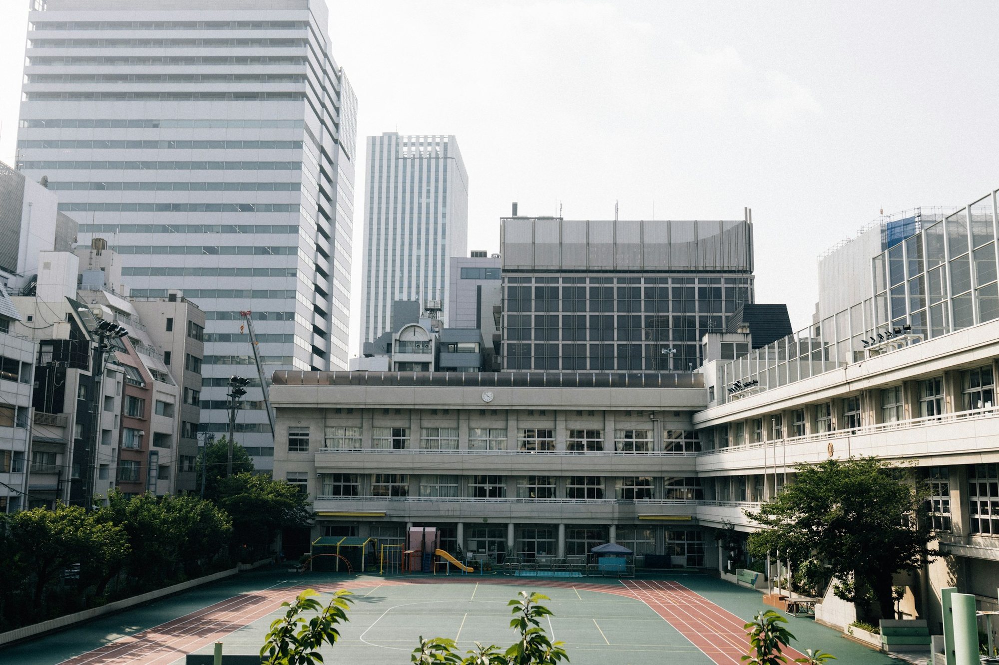 现代校园教学楼与操场